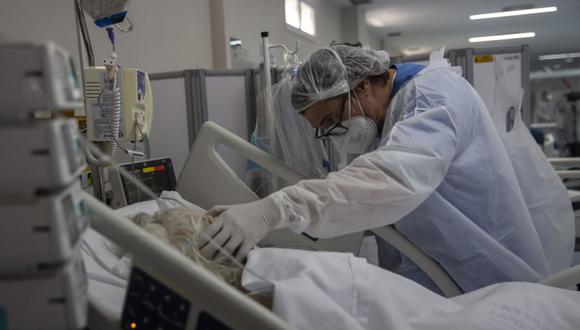 Un trabajador de la salud atiende a un paciente con COVID-19 en la unidad de cuidados intensivos del hospital Dr. Ernesto Che Guevara en Marica, Brasil.