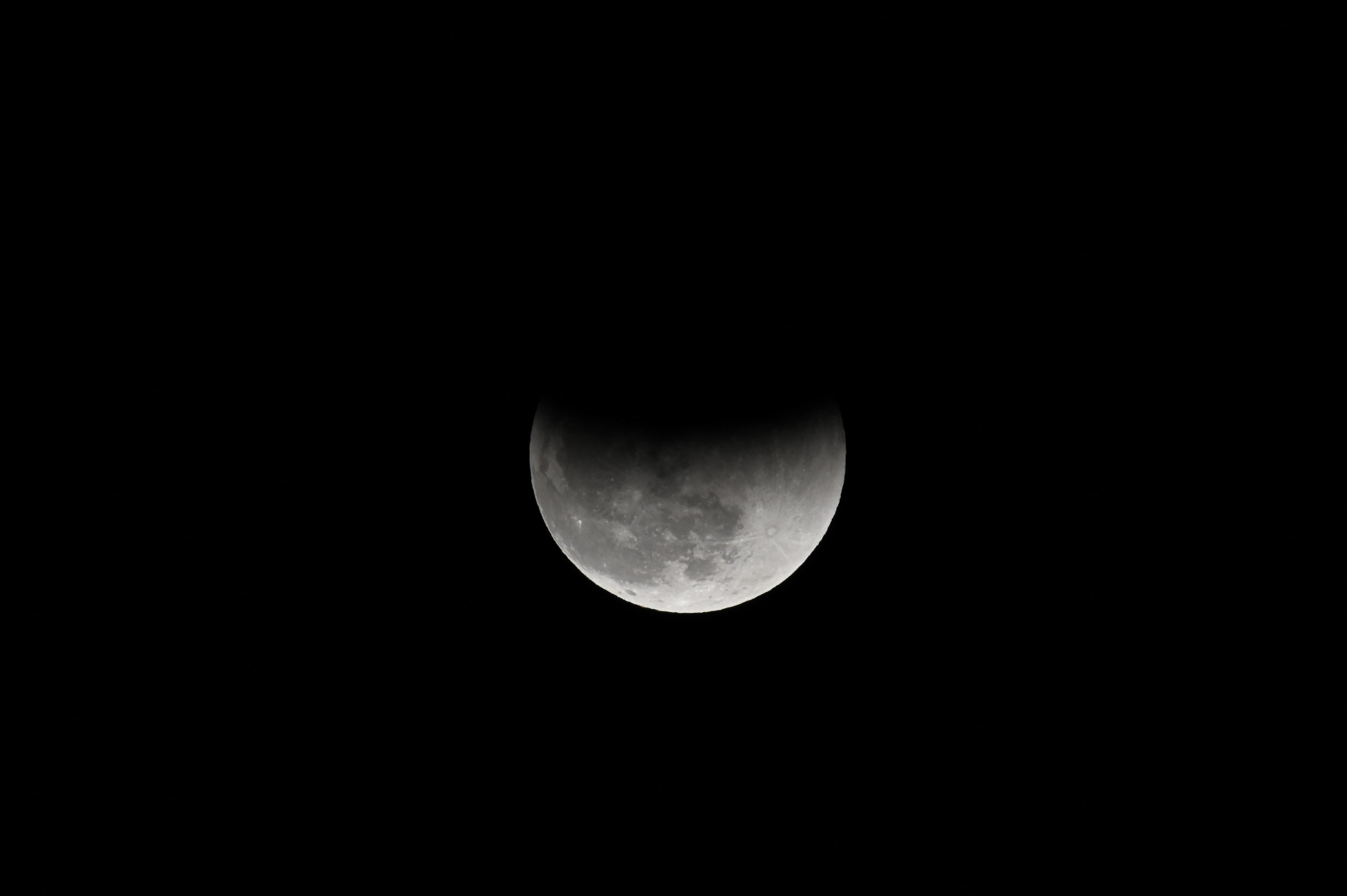 La imagen muestra un eclipse lunar parcial desde el mirador de Sijiaoku en la ciudad de Nueva Taipei el 19 de noviembre de 2021. (Foto: Sam Yeh / AFP)