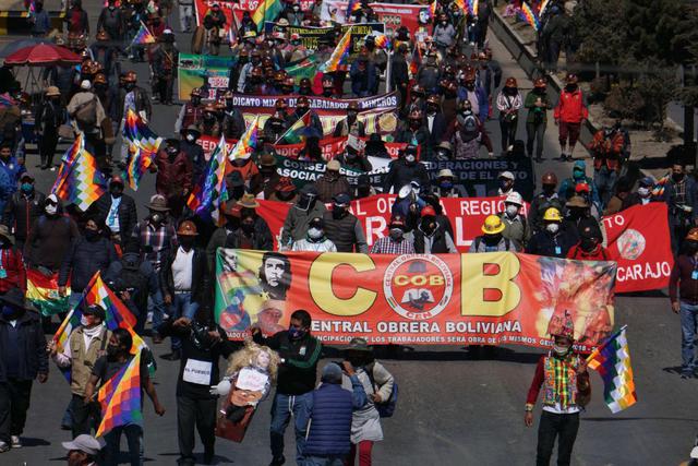 Centenares de personas participan en una marcha este martes, en El Alto, Bolivia. (EFE/Javier Mamani).