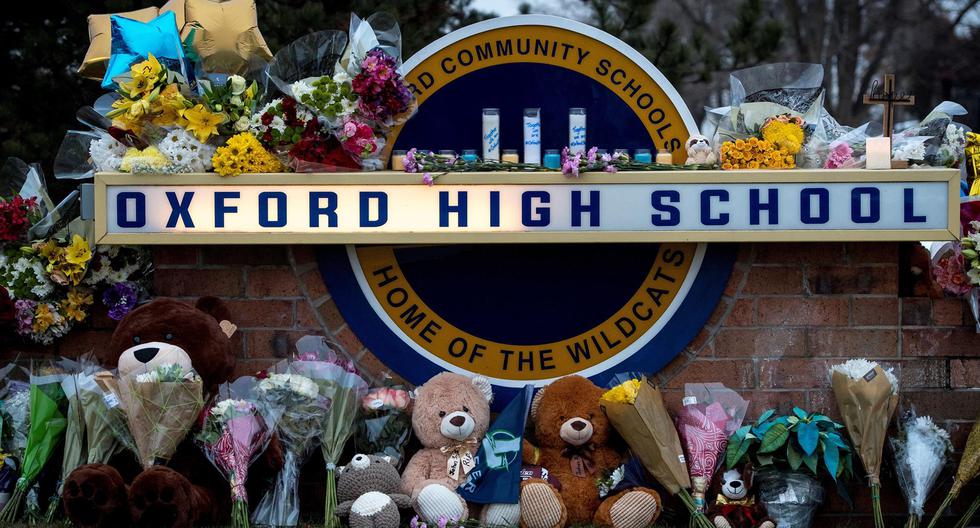 Un altar afuera del Oxford High School un día después de que un estudiante de 15 años matara a cuatro compañeros de clase antes de entregarse a la policía en Michigan, Estados Unidos. (EFE / EPA / NIC ANTAYA).