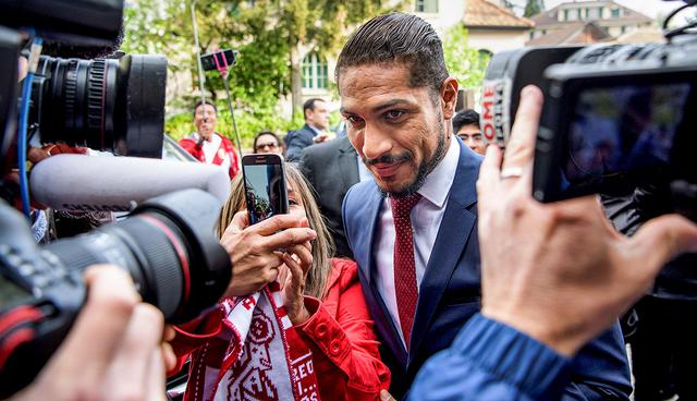 GUE01 LAUSANA (SUIZA), 03/05/2018.- El futbolista peruano Paolo Guerrero (c), rodeado por los medios de comunicaciÛn, a su llegada a la sede del Tribunal de Arbitraje Deportivo (TAS) en Lausana (Suiza), hoy, 3 de mayo de 2018. Los recursos sobre la suspensiÛn del futbolista peruano Paolo Guerrero, que pide la absoluciÛn, y de la Agencia Mundial Antidopaje, que solicita la ampliaciÛn de su suspensiÛn a dos aÒos, tras haber dado positivo el jugador por consumo de benzoilecgonina se ver·n en una sesiÛn conjunta en Lausana (Suiza). EFE/ Jean-christophe Bott