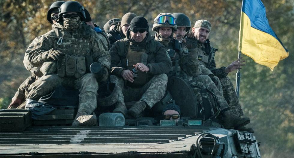Soldados de Ucrania viajan en un vehículo blindado en Novostepanivka, región de Kharkiv, el 19 de septiembre de 2022, durante la guerra con Rusia. (Yasuyoshi CHIBA / AFP).