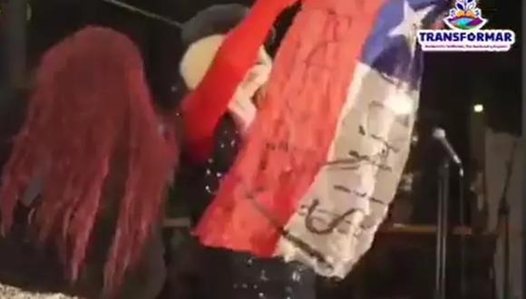 Performance de connotación sexual en el que se vejó la bandera de Chile.