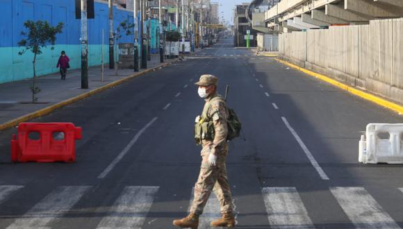 Las calles lucen vacías, pero los militares y policías continúan con su ardua labor. | Foto: GEC
