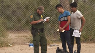 EE.UU. bate récord con más 2,7 millones de detenciones de migrantes indocumentados en un año