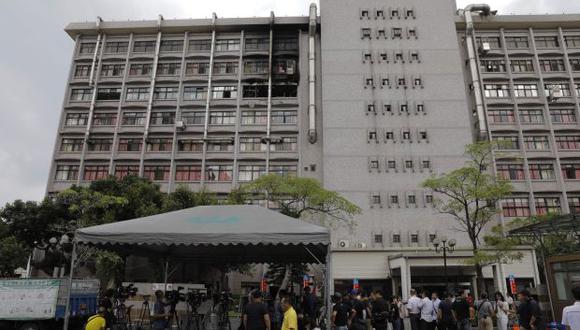 Reporteros se reúnen en las afueras del hospital New Taipei City luego que un incendio en el séptimo piso dejó nueve muertos y 15 heridos en un hospicio para enfermos terminales. (Foto: AFP)