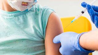 ¿Vacunar a menores contra la influenza y la COVID-19 es peligroso?