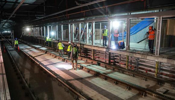 "La catenaria [cables aéreos] ya está instalada en su totalidad en el túnel que conecta las primeras cinco estaciones que se pondrán al servicio de la población", señala el ministro Estremadoyro. (Foto: MTC)