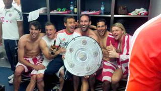 Claudio Pizarro y la alegría del vestuario del Bayern Múnich tras ganar la Bundesliga