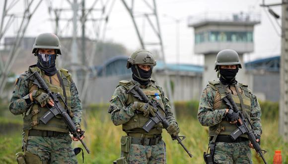 Soldados hacen guardia frente a la prisión Zona 8 de Guayaquil, Ecuador, el 2 de diciembre de 2021. (Foto referencial, Fernando MENDEZ / AFP).