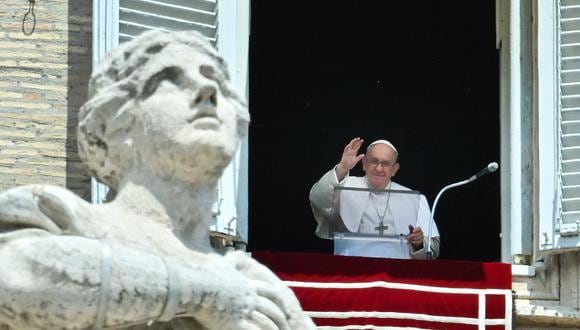El papa Francisco saluda desde la ventana del palacio apostólico con vista a la plaza de San Pedro durante la oración del Regina Coeli el 21 de mayo de 2023 en el Vaticano. (Foto de Filippo MONTEFORTE / AFP)
