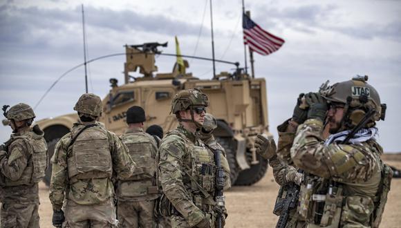 Soldados de Estados Unidos asisten a un ejercicio militar conjunto entre las Fuerzas Democráticas Sirias (SDF) y la coalición internacional en el campo de Deir Ezzor, en el noreste de Siria, el 7 de diciembre de 2021. (Foto de Delil Souleiman / AFP).
