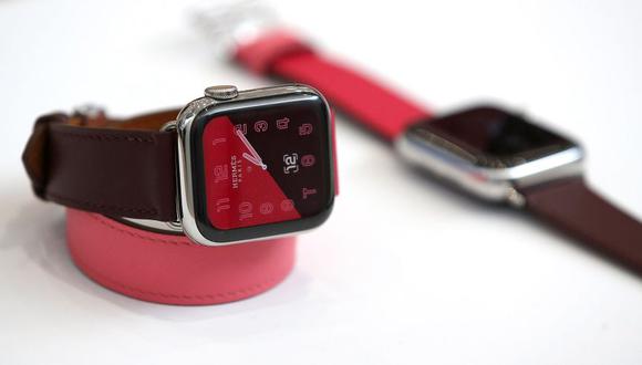 Para instalar la nueva versión del sistema operativo del Apple Watch se requiere que el reloj esté conectado a un iPhone 5s o posterior con iOS 12.(Foto: AFP)