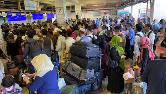 La gente intenta salir del país en el aeropuerto de Kabul.