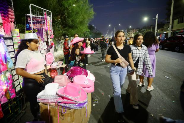 Lima, April 12, 2024 |  Hat sellers outside the San Marcos Stadium