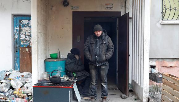 Residentes de Mariúpol tratan de salir adelante con su vida, resistiendo al ataque de Rusia. REUTERS