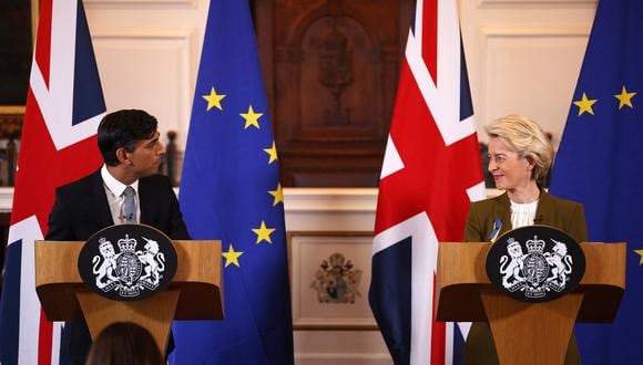 El primer ministro británico, Rishi Sunak, y la jefa de la Comisión Europea, Ursula von der Leyen, en una conferencia de prensa conjunta en Windsor, al oeste de Londres, el 27 de febrero de 2023, luego de su reunión. (Foto de Dan Kitwood / POOL / AFP)