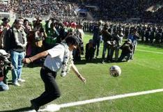 Evo Morales quiso demostrar talento en fútbol pero "fulminó" a militares