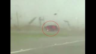 El impactante video de una camioneta atrapada en medio del tornado que azota Texas [VIDEO]
