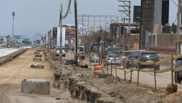 Esta es la ruta de acceso a los locales de diversión de Punta Hermosa. La vía se está reconstruyendo con miras a los Juegos Panamericanos Lima 2019. Se acabaría en junio próximo.  (Foto: Alessandro Currarino / El Comercio)
