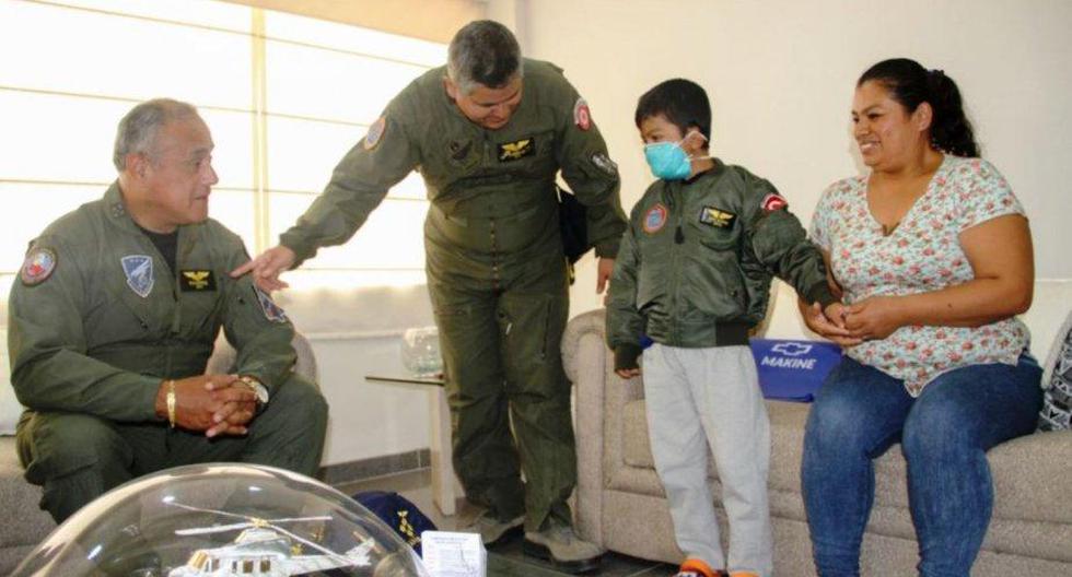 Wilson, el niño que recibió trasplante de corazón, visitó a pilotos de la FAP que, a bordo de helicóptero, trasladaron el órgano al hospital Rebagliati. (Foto: Andina)