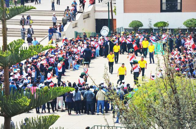 Así viven la previa al partido entre Perú y Colombia los trabajadores del INPE, la Policía y Ejército. (Foto: Junior Meza)