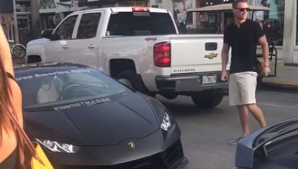 Este hombre quiso presumir del Lamborghini Huracán que conducía sin imaginar lo que pasaría. (foto: captura)