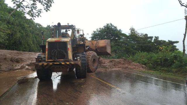 Derrumbes y huaicos mantienen bloqueadas 8 carreteras del país