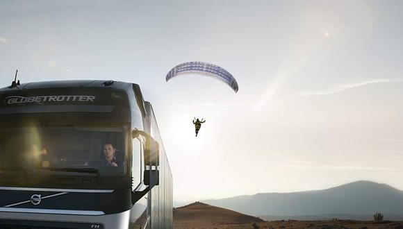 ¿Qué hace un camión jalando un paracaidista? [VIDEO]