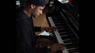 Neymar y su intento de tocar en piano "A Thousand Years"