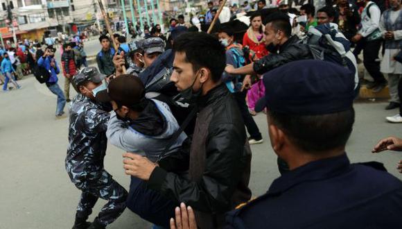 Nepal: Policía lucha por contener la ira de los supervivientes