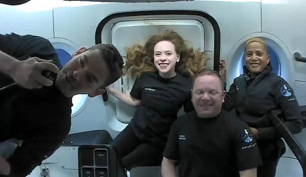 Esta imagen muestra a la tripulación civil de Inspiration4: Jared Isaacman, Hayley Arceneaux, Christopher Sembroski y Sian Proctor en órbita. (Foto: Inspiration4 / AFP) 