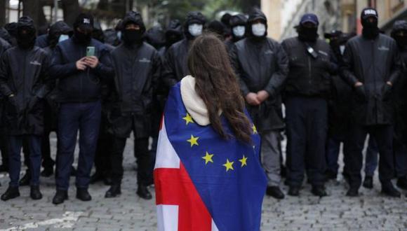 Los manifestantes creen que la ley aleja a Georgia de la Unión Europea. (Getty Images).