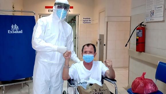 Tras recibir el alta médica deberá continuar con el aislamiento de por lo menos 15 días y seguir con sus terapias. (Foto: captura de EsSalud)