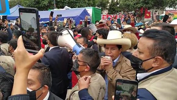 Pedro Castillo visitó a simpatizantes en la Plaza de la Democracia frente al JNE. (Facebook)
