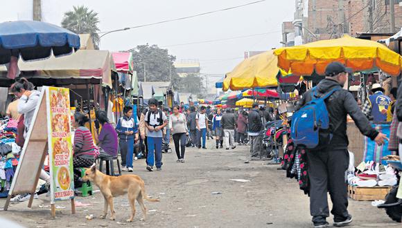 El mercado 10 de Canto Grande, en San Juan de Lurigancho, es una de las áreas con mayor concentración de ambulantes en la capital. (Foto: Rolly Reyna / El Comercio)