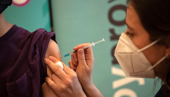 Este lunes 24 de enero inicia la vacunación a menores de 5 a 11 años en Lima Metropolitana y Callao, Lima provincias, Ica y Junín. El proceso se ampliará progresivamente al resto del país este miércoles 26.  (Martín BERNETTI / AFP).