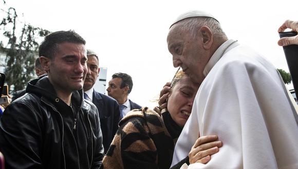 El papa Francisco abraza a una mujer tras abandonar hoy el hospital Gemelli de Roma en el que permaneció ingresado desde el pasado miércoles a causa de una bronquitis. (Foto: EFE/ANGELO CARCONI)