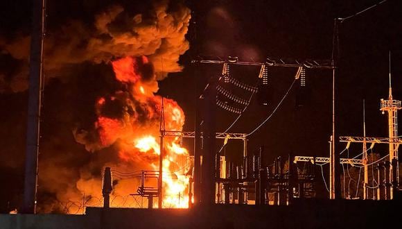 Las llamas que provendrán de una central eléctrica en Belgorod luego del bombardeo ucraniano el 14 de octubre de 2022.  (Foto de STRINGER / TELEGRAM / VVGLADKOV / AFP)