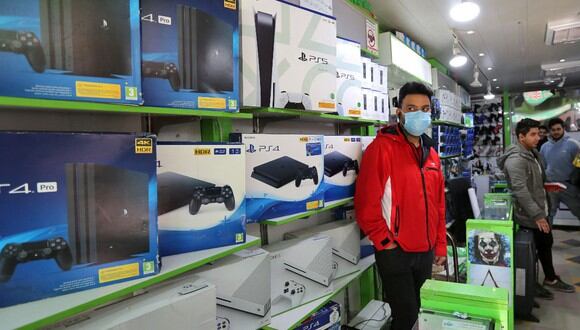Un joven de 17 años gana 1,7 millones de dólares revendiendo PS5, Xbox Series X/S y otros productos. (Foto: AFP)