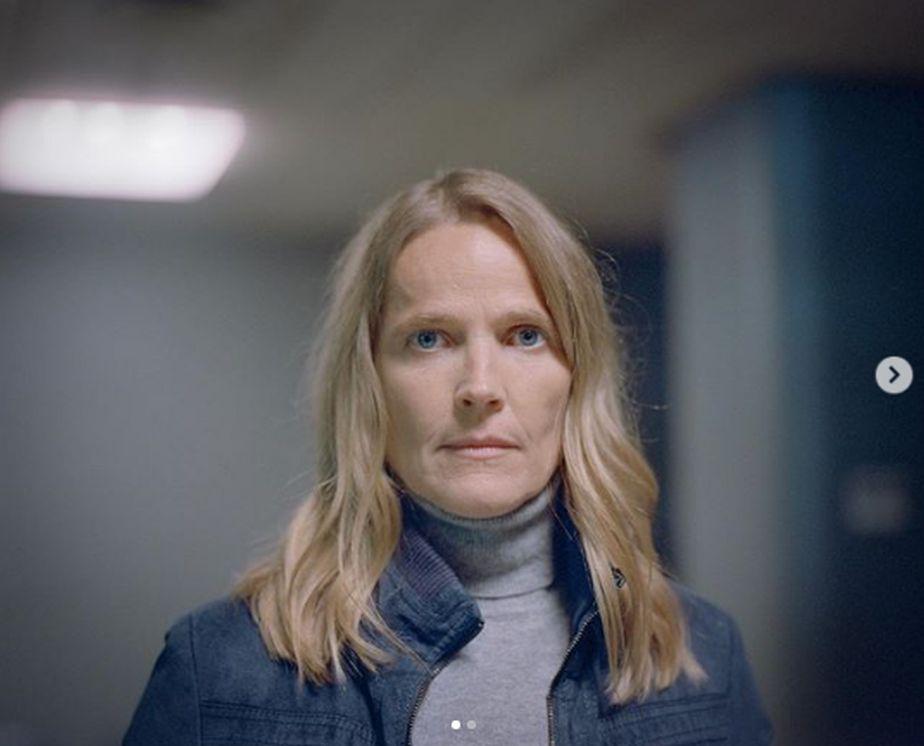 Charlotte se ve distinta. ¿Será una versión más joven de ella en su adultez? (Foto: Dark / Instagram)