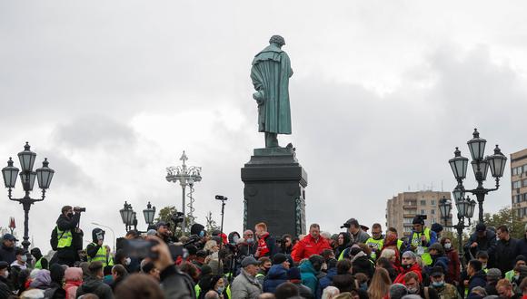 Personas se reúnen en la plaza rusa Alexander Pushkin para protestas contra los resultados de las elecciones parlamentarias. REUTERS