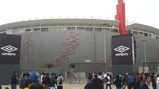 Revendedores siguen en el Estadio Nacional pese a control policial