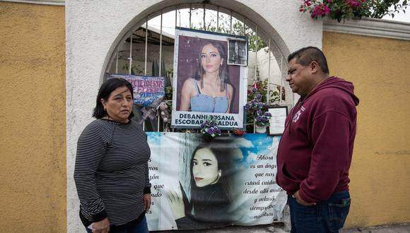 Dolores Bazaldua y Mario Escobar, padres de la joven Debanhi Escobar, el 4 de abril de 2023, en el exterior del motel donde fue encontrado sin vida el cuerpo de su hija, en Monterrey, Nuevo León, México. (Foto de Miguel Sierra / EFE)
