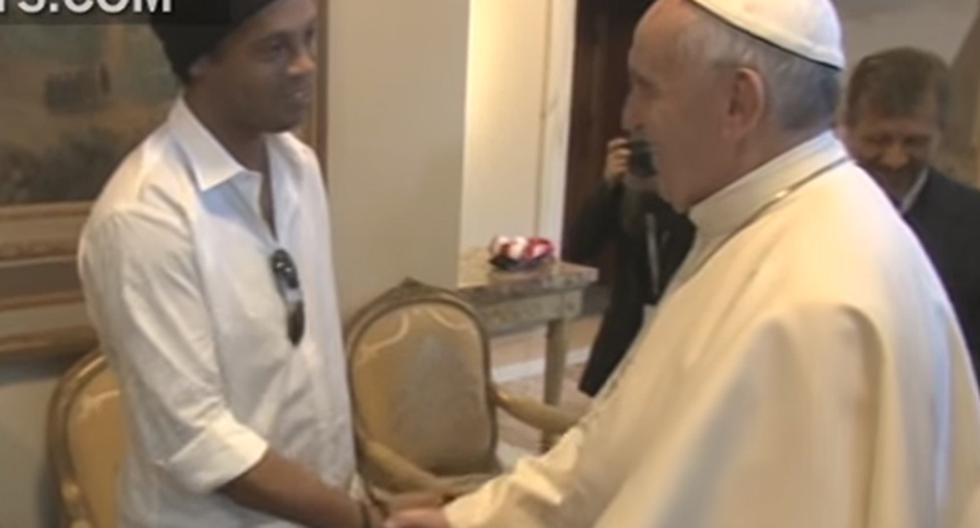 Ronaldinho conoció al Papa Francisco en El Vaticano. Los medios de comunicación cubrieron el histórico encuentro entre el astro brasileño y el Sumo Pontífice (Foto: Captura - YouTube)