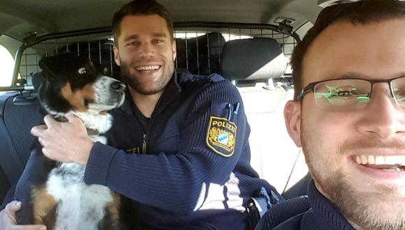 El perro, que había escapado de su casa, tuvo una singular reacción al ser custodiado por 2 policías. (Foto: Polizei Mittelfranken / Facebook)