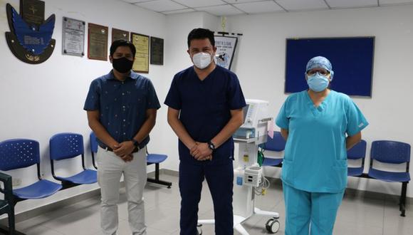 Josef Vallejos Acevedo (en el medio) fue el primer médico peruano en recibir la vacuna contra el COVID-19 de Sinopharm. (Foto: Hospital Nacional Arzobispo Loayza)
