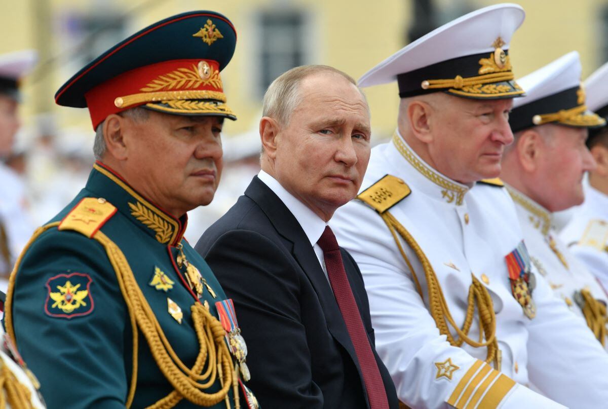 The President of Russia, Vladimir Putin, together with his country's military high command.  (ALEXEY NIKOLSKY / SPUTNIK / AFP).