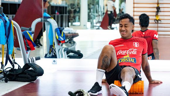 Renato Tapia entrena con la selección peruana en Barcelona. (Foto: FPF)