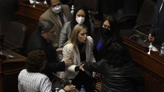 María del Carmen Alva jaloneó a Isabel Cortez durante discusión en el Congreso | VIDEO | FOTOS